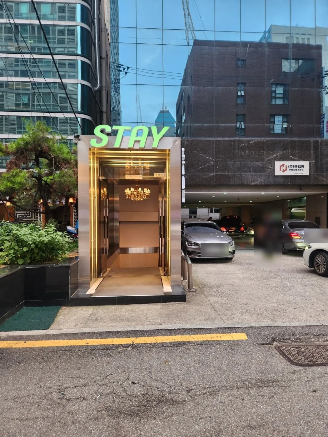 강남 스테이 간판이 달린 엘리베이터 형태의 출입구 사진
